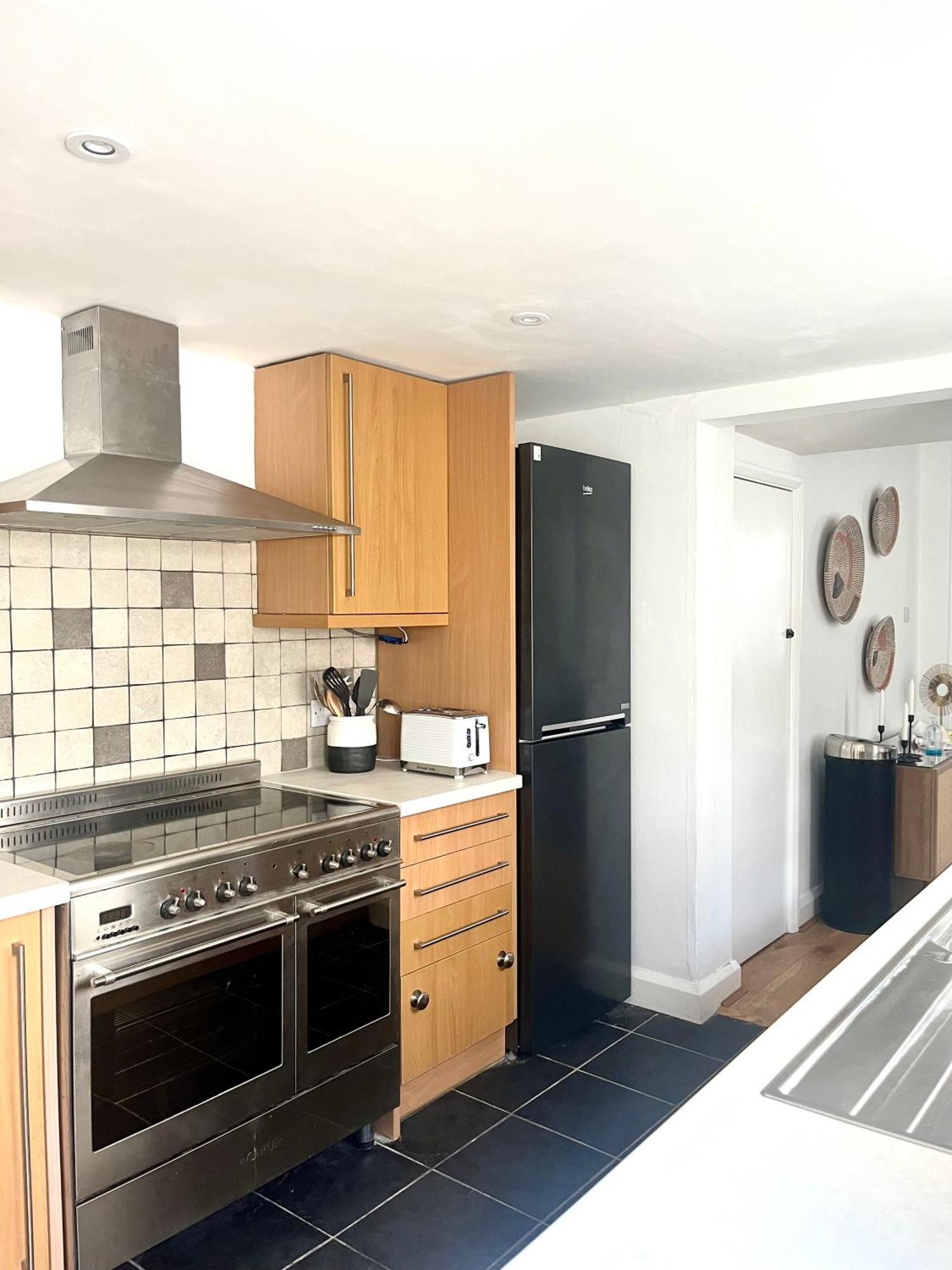 Spacious And Stylish Home 바스 외부 사진